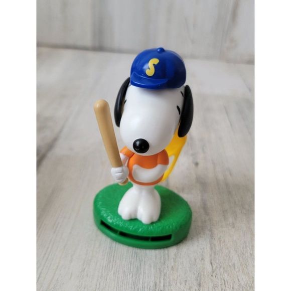 McDonald's baseball 2018 Snoopy keychain toy figure - Picture 1 of 4